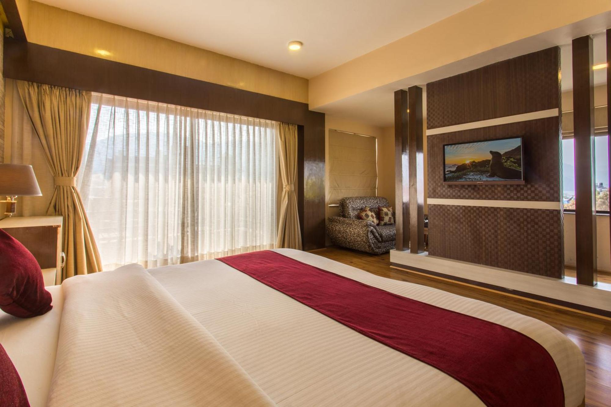 Hotel Queens Park Pokhara Exterior foto
