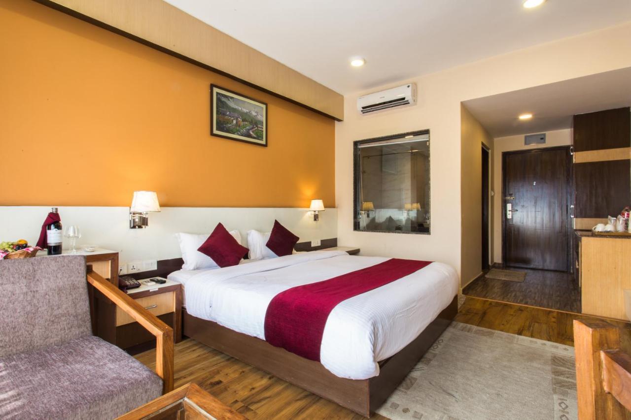 Hotel Queens Park Pokhara Exterior foto