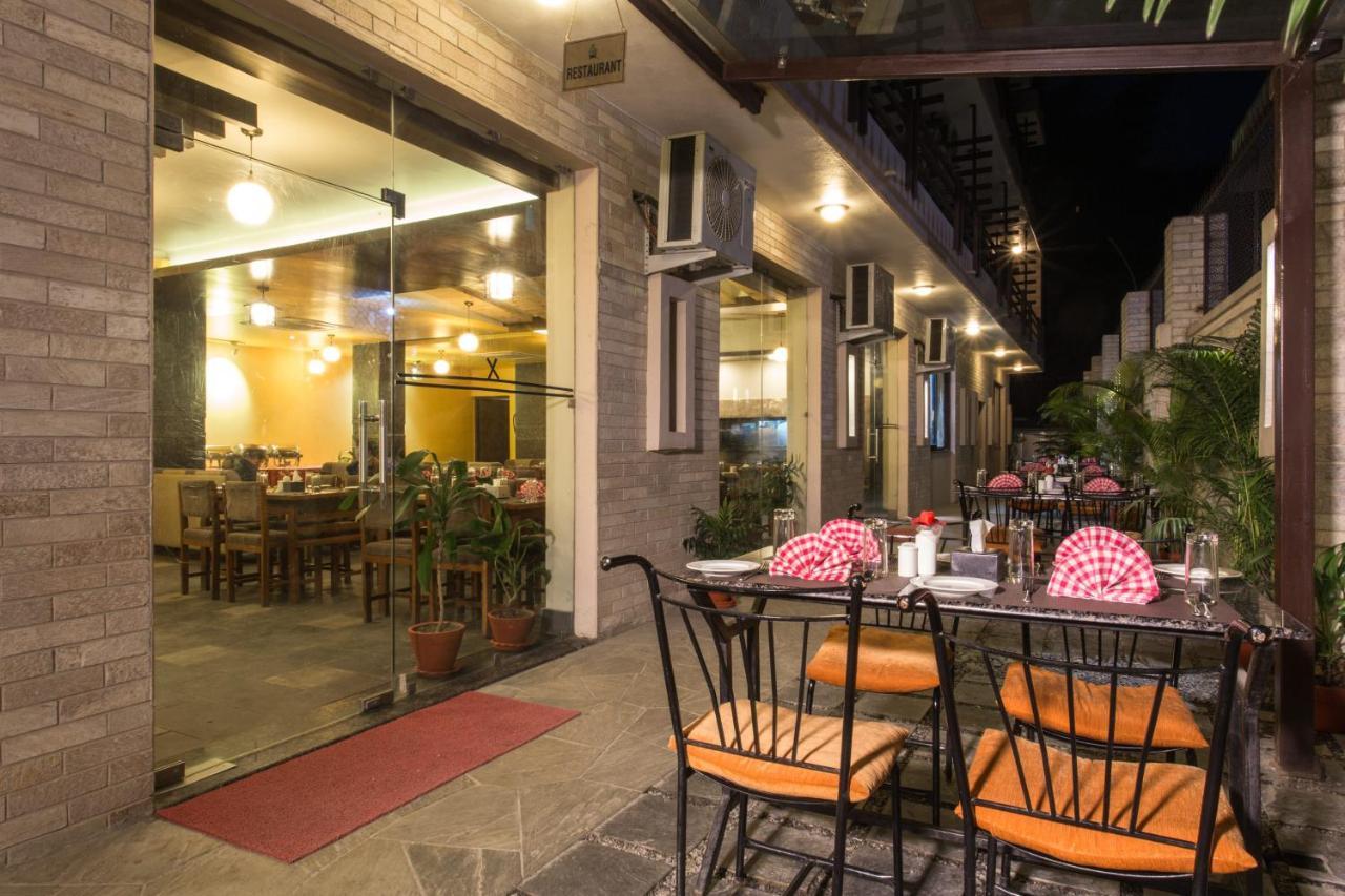 Hotel Queens Park Pokhara Exterior foto