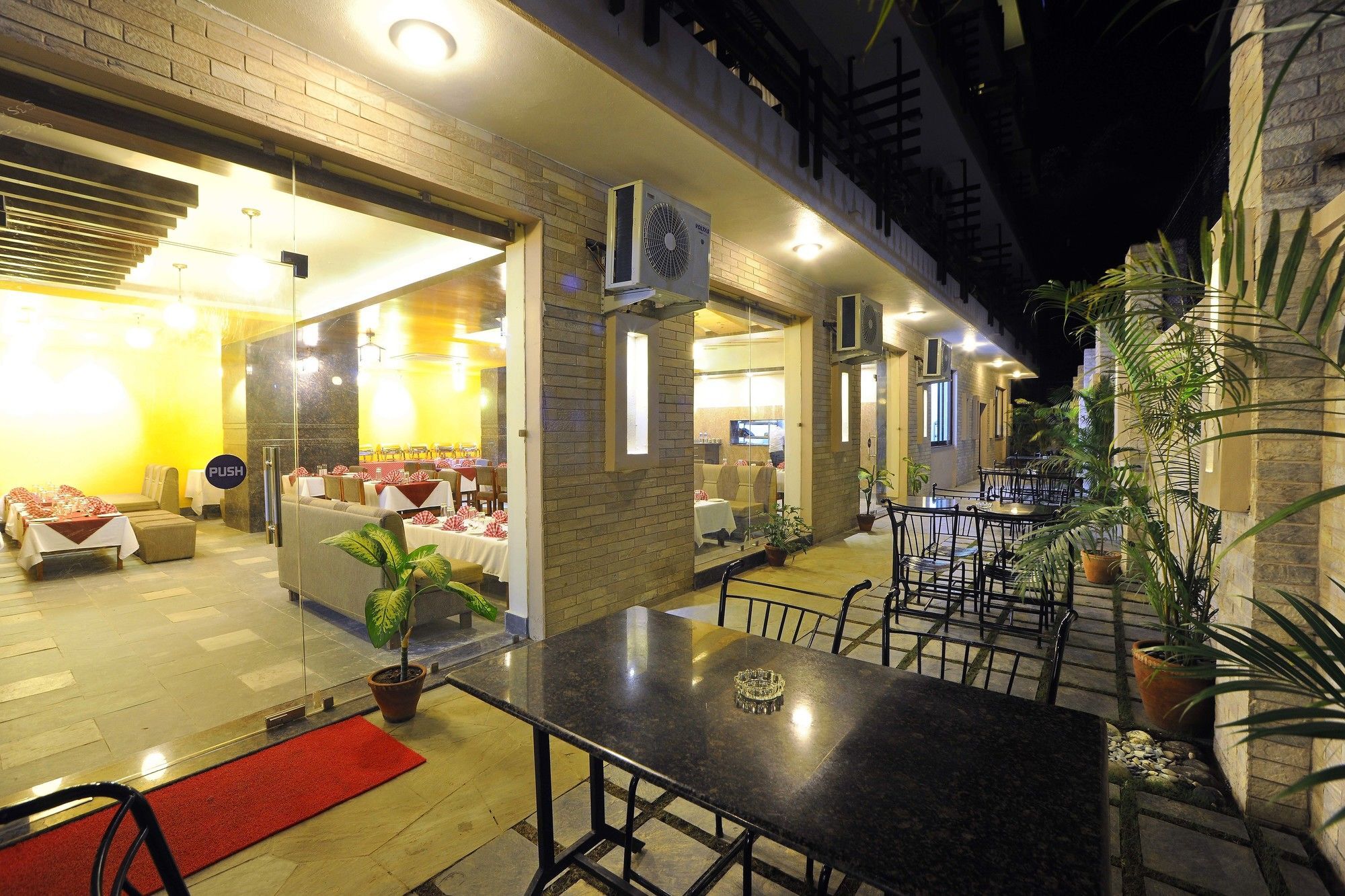 Hotel Queens Park Pokhara Exterior foto